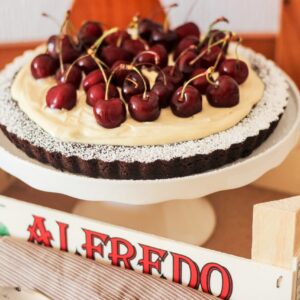 Tarta de franchipán, chocolate y cerezas